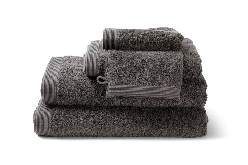 Serviette de bain moderne, de couleur Grey Charcoal en coton de la collection COMO